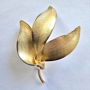 Vintage brooch by Giovanni gold tone leaf 3 leaves nature jewelry Navarre